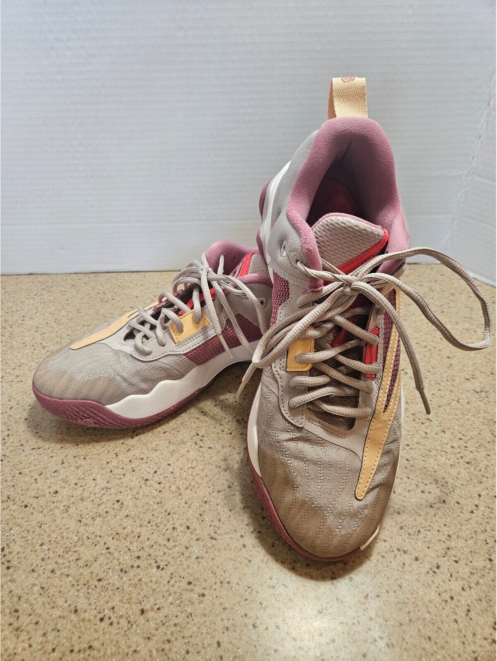 Nike Giannis Immortality 3 Fossil Stone Celestial Gold